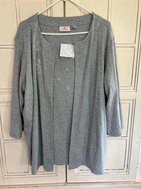 NWT Quacker Factory size 2X gray top with rhinestone snowflakes